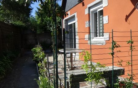 G&icirc;te n&deg;4660 Leval - Nord - entr&eacute;e du g&icirc;te avec sa terrasse
ensoleill&eacute;e