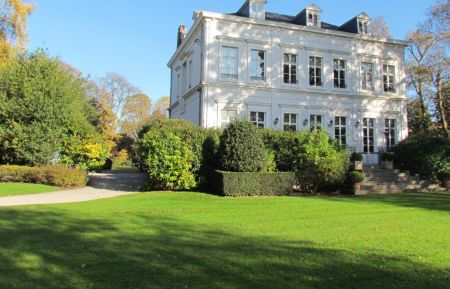 Façade arrière du Château donnant sur le parc. Gîte n°2849 Wambrechies - Nord - Façade arrière du Château donnant sur le parc.