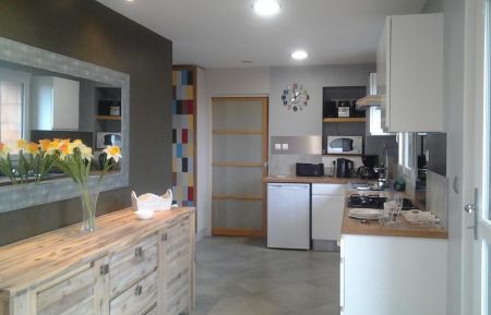 G&icirc;te n&deg;1130 Bourbourg - Nord - Cuisine &eacute;quip&eacute;e : four pyrolyse, frigo-cong&eacute;lateur, lave-vaisselle, hotte, plaques gaz.
