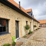 Ancienne grange typique des Flandres, enti&egrave;rement r&eacute;nov&eacute;e et am&eacute;nag&eacute;e en 3 g&icirc;tes mitoyens. Places de stationnement dans la propri&eacute;t&eacute;.