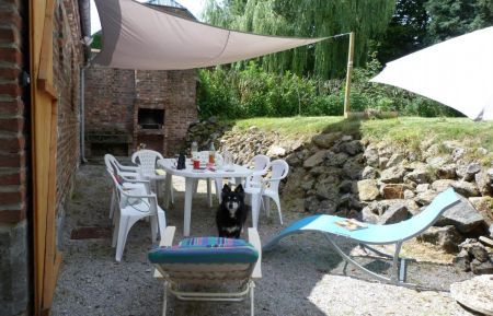 G&icirc;te n&deg;4126 Dimechaux - Nord - Jardin clos. Salon de jardin, 1 relax, 2 chaises longues.
