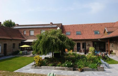 La Vacquerie: Aile OUEST et Aile EST. Grande cour sécurisée avec cheminement PMR. 3 suite et un étage privatif avec 2 chambres et sanitaires. Gîte n°232113 Faumont - Nord - La Vacquerie: Aile OUEST et Aile EST. Grande cour sécurisée avec cheminement PMR. 3 suite et un étage privatif avec 2 chambres et sanitaires.