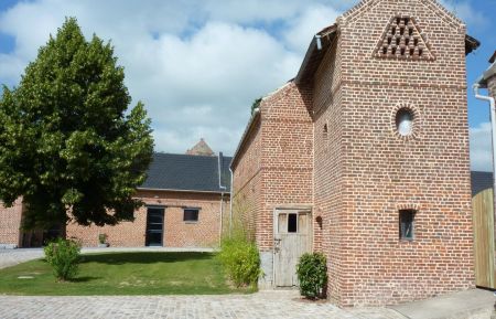 G&icirc;te de groupe n&deg;3330 F&eacute;chain - Nord - Le Colombier, adoss&eacute; au gite de groupe. 