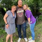 Sabine, David et L&eacute;a vous accueillent &agrave; La CHAISERIE.
Nous sommes tomb&eacute;s sous le charme de ce lieu &agrave; la fois charg&eacute; d?histoire industrielle locale et baign&eacute; de nature.
L&eacute;a est &eacute;tudiante, elle parle anglais et allemand.
David est consultant en informatique, il parle anglais et c?est lui qui entretient le site.
Sabine, est responsable d?un march&eacute; de producteurs locaux et animatrice de loisirs cr&eacute;atifs.
Passionn&eacute;s, nous adorons recevoir et partager.
Nous vous ferons d&eacute;couvrir la r&eacute;gion comme on l?aime, belle, naturelle, et gouteuse.
Vous d&eacute;couvrirez son terroir et ses richesses et profiterez de notre havre de paix pour vous ressourcer.
