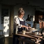 Corinne Simon-Alexandre dans son atelier de c&eacute;ramique