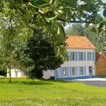 Photo de la maison avec parking