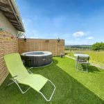 Terrasse avec Spa gonflable et salon de jardin Terrasse avec Spa gonflable et salon de jardin