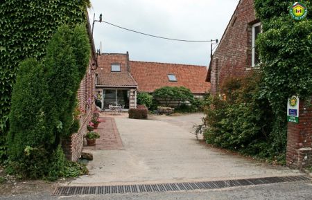 Chambre d'h&ocirc;tes n&deg;G622519 Auchy-au-Bois - Pas-de-Calais - Entr&eacute;e de la propri&eacute;t&eacute; avec parking priv&eacute;