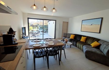 G&icirc;te n&deg;G622525 Sangatte - Pas-de-Calais - Pi&egrave;ce de vie avec cuisine ouverte, espace repas, coin salon, acc&egrave;s direct sur la terrasse par la baie vitr&eacute;e &eacute;quip&eacute;e d'un volet roulant &eacute;lectrique