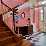 Hall d'entr&eacute;e avec escalier, bureau et armoire