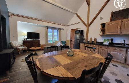 Pièce de vie avec coin repas, salon et cuisine équipée Gîte n°G622508 Équihen-Plage - Pas-de-Calais - Pièce de vie avec coin repas, salon et cuisine équipée