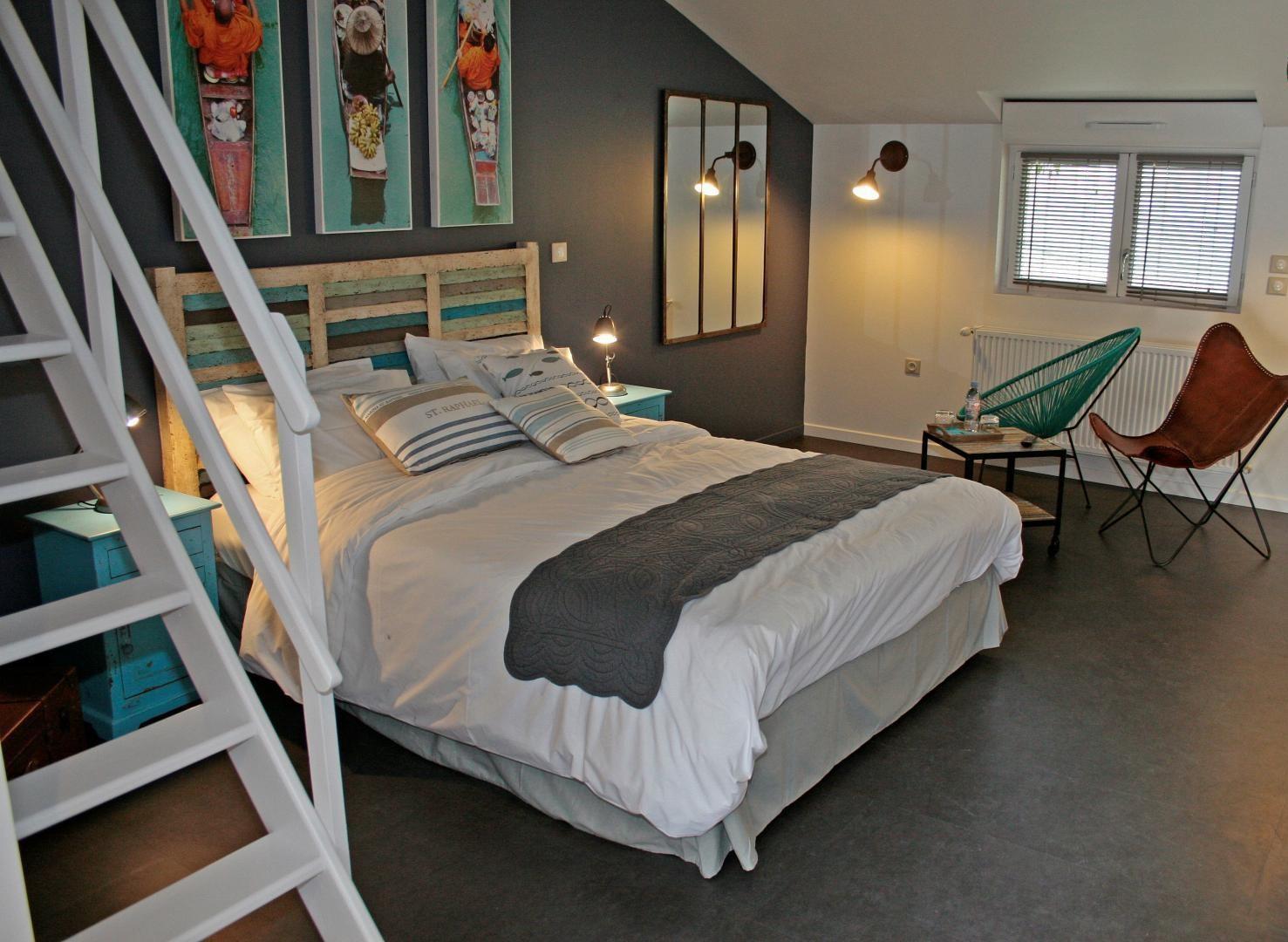 Chambre Margot avec un lit de 2 personnes de 160x200 et une mezzanine avec un lit de 1 personne 90x190 photo 17
