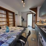 Cuisine &eacute;quip&eacute;e avec coin repas