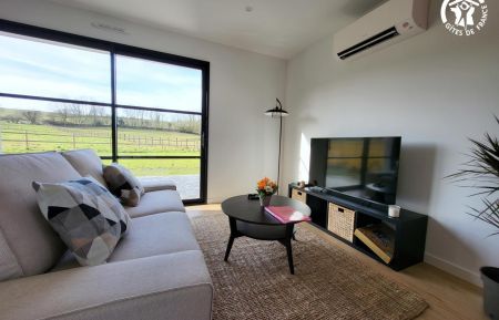 G&icirc;te n&deg;G622511 Maresville - Pas-de-Calais - Coin salon avec TV 140cm et canap&eacute; 2 places
