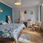 Chambre avec lit 180x200cm, miroir, TV, bureau, fauteuils, WC ind&eacute;pendant, salle d'eau et coin nuit avec lit 90x190cm