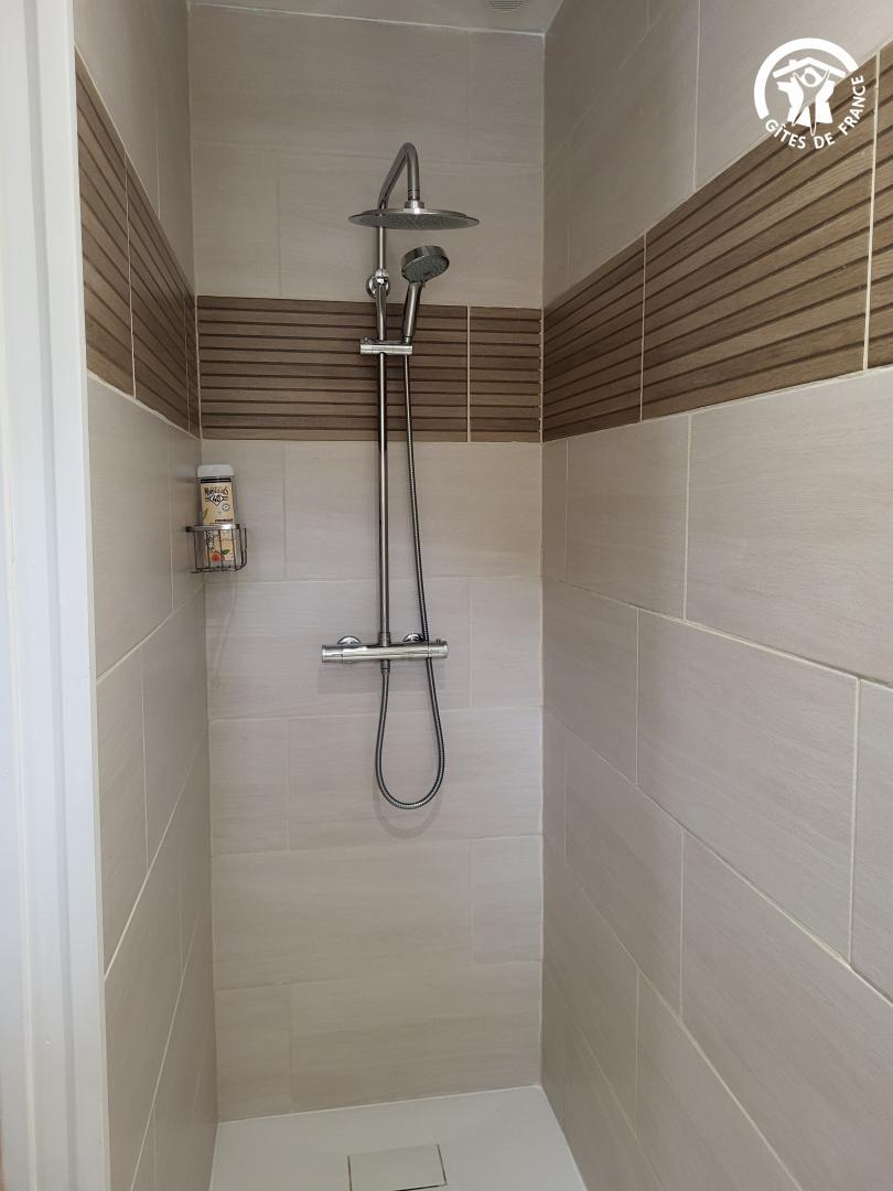 Douche dans le salle d'eau de la 1ère chambre photo 29
