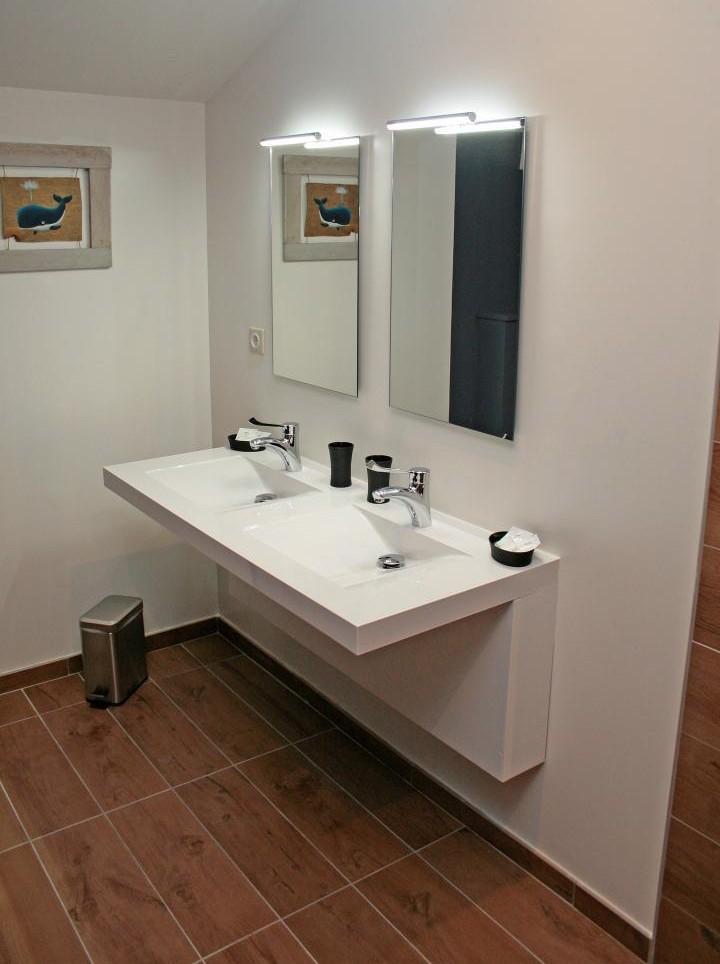 Salle de bain avec double vasque chambre Margot photo 33