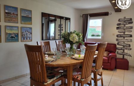G&icirc;te n&deg;G622016 Beutin - Pas-de-Calais - Coin repas dans la pi&egrave;ce &agrave; vivre avec TV et cuisine &eacute;quip&eacute;e