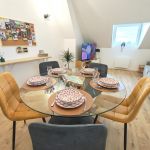 Pi&egrave;ce &agrave; vivre du gite avec coin salon et coin repas