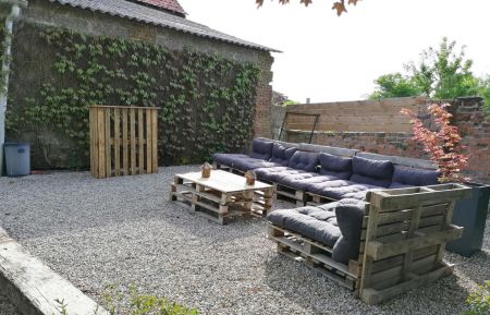 G&icirc;te n&deg;G1644 Fauquembergues - Pas-de-Calais - Coin d&eacute;tente au jardin avec salon palettes