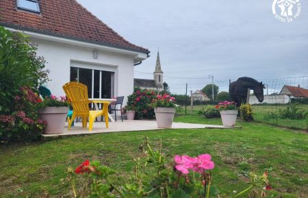 Vue sur l'église et la pâture de Pierrot le cheval depuis le jardin Gîte n°G622015 Airon-Saint-Vaast - Pas-de-Calais - Vue sur l'église et la pâture de Pierrot le cheval depuis le jardin
