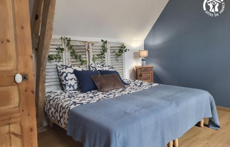 Chambre d'h&ocirc;tes n&deg;G622558 Aix-en-Issart - Pas-de-Calais - 2&egrave;me chambre avec 2 lits 80x200cm jumelable, lit 80x190cm, lit b&eacute;b&eacute; et commode