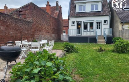 G&icirc;te n&deg;G622655 Souchez - Pas-de-Calais - Jardin avec terrasse et salon de jardin