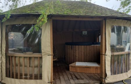 G&icirc;te n&deg;G622240 Dannes - Pas-de-Calais - Kiosque en c&egrave;dre abritant le bain nordique, situ&eacute; pr&egrave;s de la rivi&egrave;re, commun aux g&icirc;tes