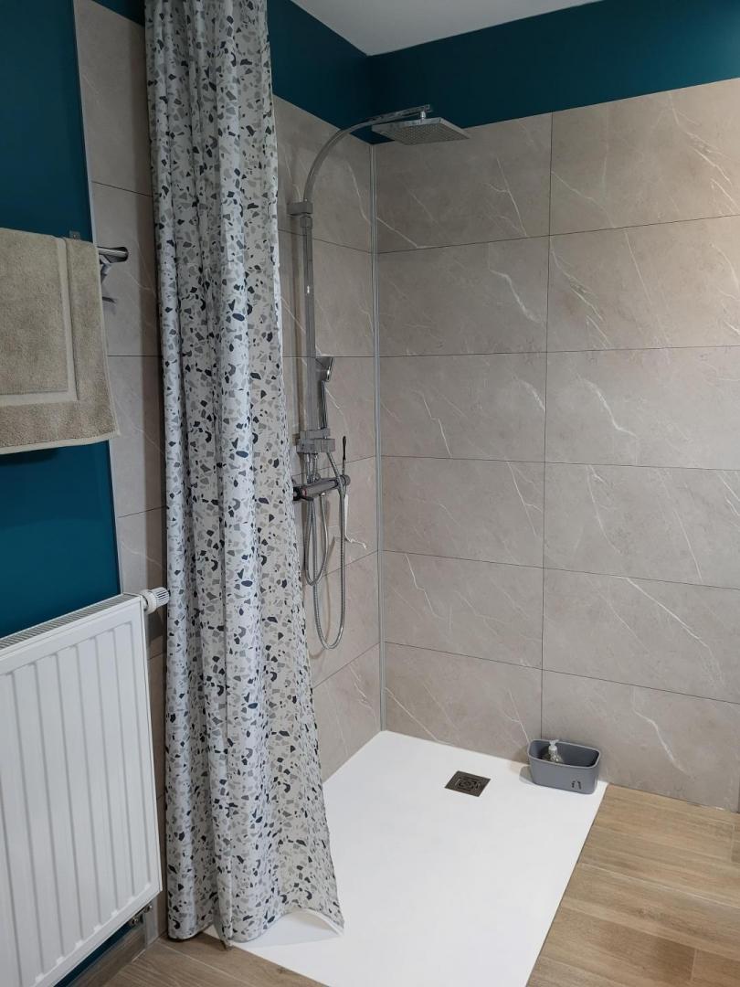 Espace familial : salle d'eau commune privative photo 15