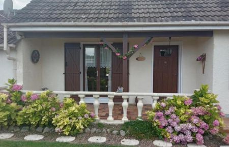Façade du gite fleuri en été Gîte n°G622338 Contes - Pas-de-Calais - Façade du gite fleuri en été