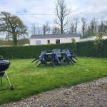 Jardin priv&eacute;e clos avec salon de jardin, transats et barbecue