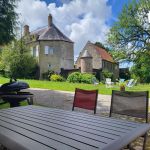 Terrasse avec salon de jardin, barbecue et transats