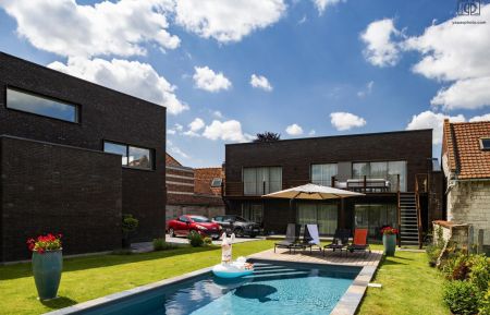 Façade arrière de la maison avec piscine extérieure chauffée Gîte n°G622504 Duisans - Pas-de-Calais - Façade arrière de la maison avec piscine extérieure chauffée