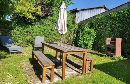 G&icirc;te n&deg;G13262 Saint-Omer - Pas-de-Calais - Coin jardin avec table, bancs, transats, parasol et barbecue sur le c&ocirc;t&eacute; du g&icirc;te