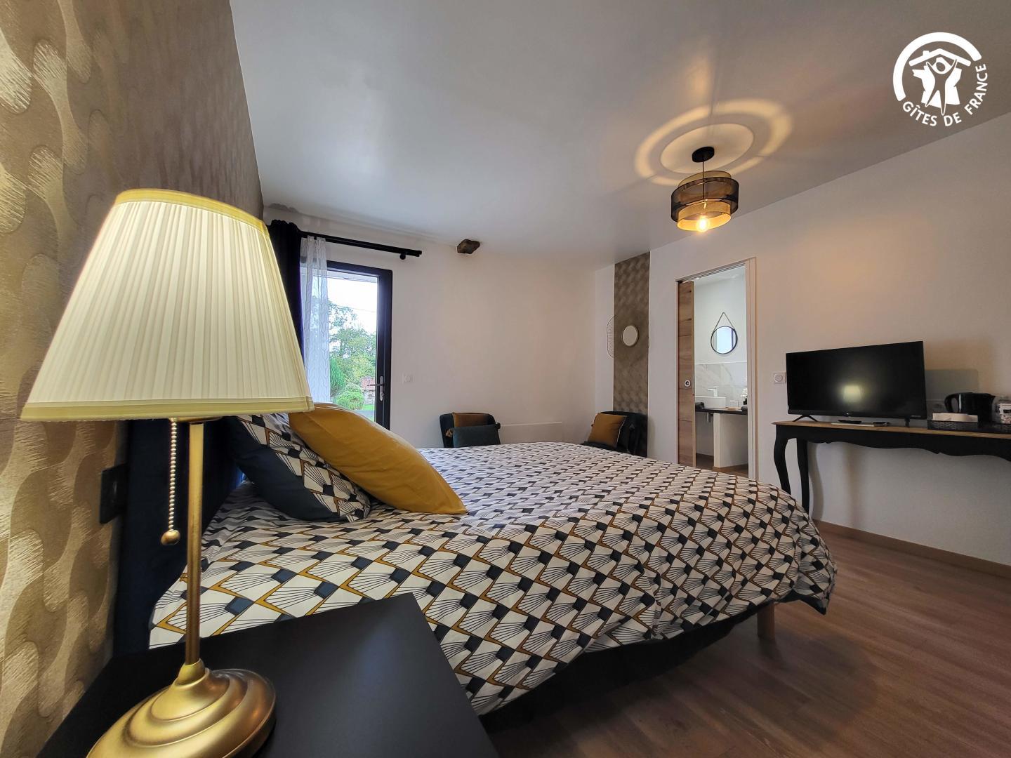 2ème chambre avec lit 160x200cm, TV, dressing, fauteuils et plateau de courtoisie photo 25
