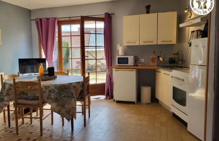 G&icirc;te n&deg;G1442 Quercamps - Pas-de-Calais - Pi&egrave;ce &agrave; vivre avec cuisine, coin repas et salon
