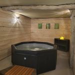 Espace bien-&ecirc;tre avec spa couvert dans la grange non ferm&eacute;e