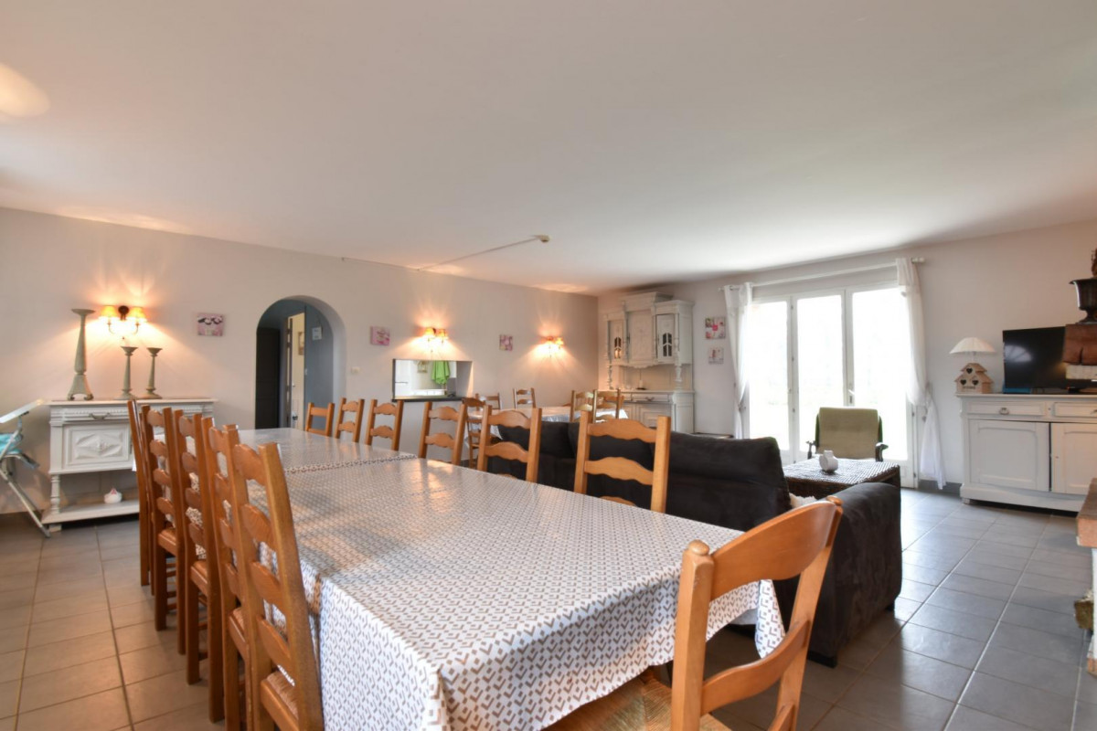 Salon commun avec cheminée du gîte La Vausserie