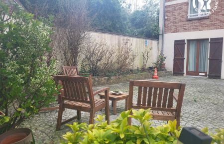 G&icirc;te n&deg;G622653 Montreuil-sur-Mer - Pas-de-Calais - Salon de d&eacute;tente dans la cour