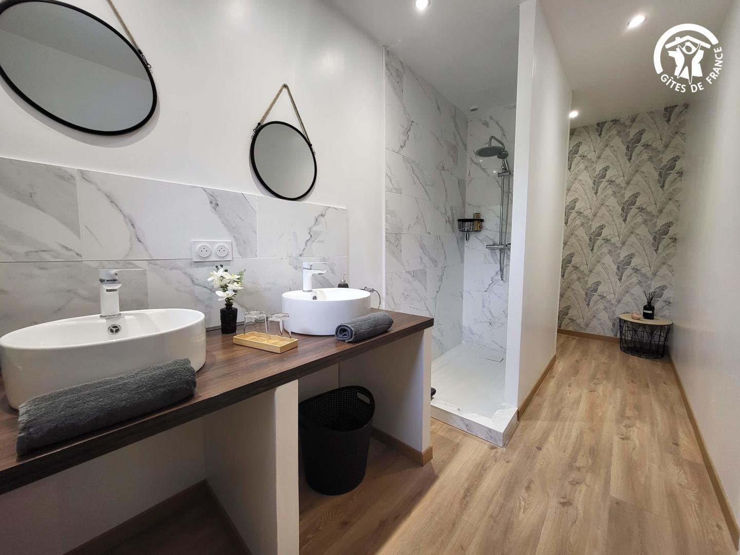 Salle d'eau de la 2ème chambre avec double vasque, douche italienne, et WC photo 7
