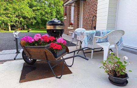 G&icirc;te n&deg;G622625 H&eacute;buterne - Pas-de-Calais - terrasse &eacute;quip&eacute;e d'un salon de jardin et d'un barbecue