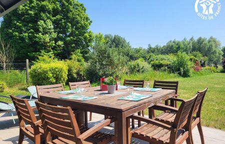 Terrasse avec salon de jardin et transats Chambre d'hôtes n°G622659 Rety - Pas-de-Calais - Terrasse avec salon de jardin et transats