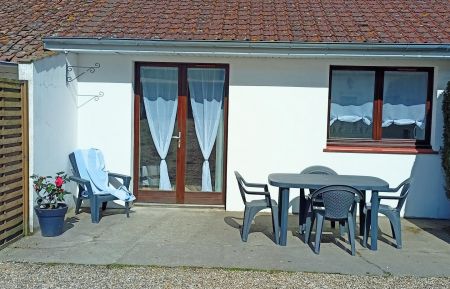 Façade du gîte avec sa terrasse équipée d'un salon de jardin, d'un bain de soleil et d'un barbecue Gîte n°G622607 Lépine - Pas-de-Calais - Façade du gîte avec sa terrasse équipée d'un salon de jardin, d'un bain de soleil et d'un barbecue