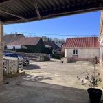 cour ferm&eacute;e avec parking priv&eacute;