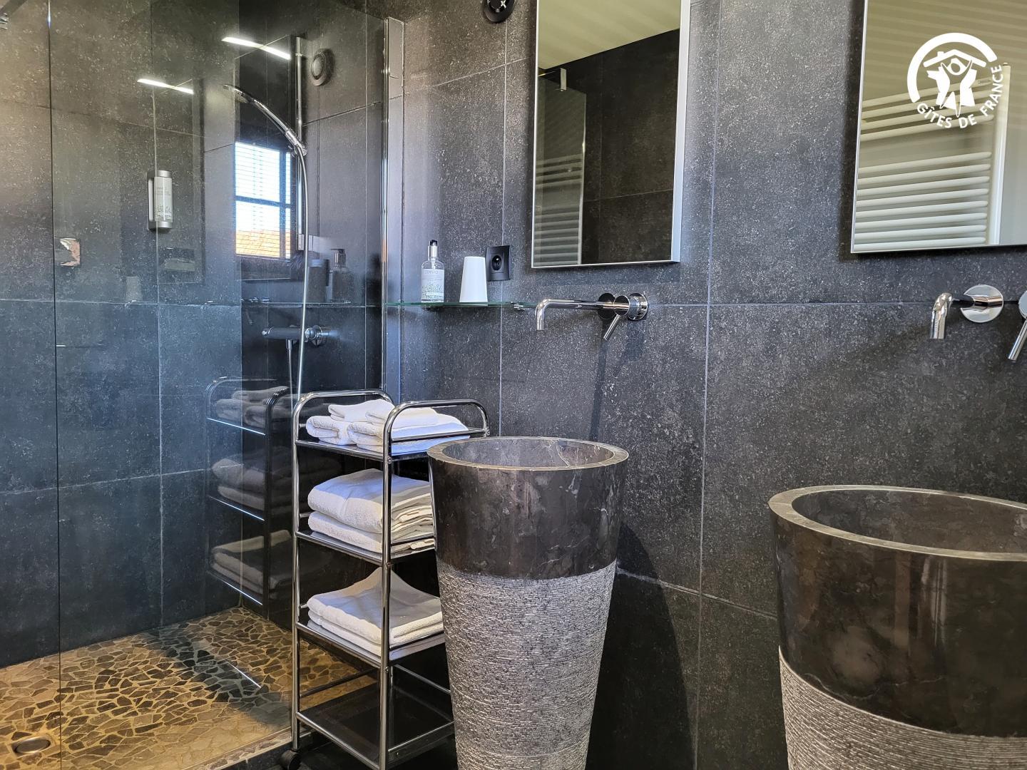 La salle de bain avec douche et 2 vasques chambre Léa photo 25