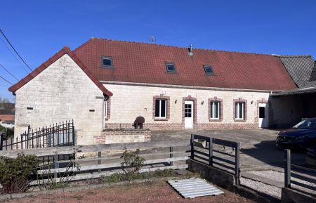 G&icirc;te n&deg;G622614 Acquin-Westb&eacute;court - Pas-de-Calais - Fa&ccedil;ade du g&icirc;te avec cour ferm&eacute;e avec parking priv&eacute; 3 voitures