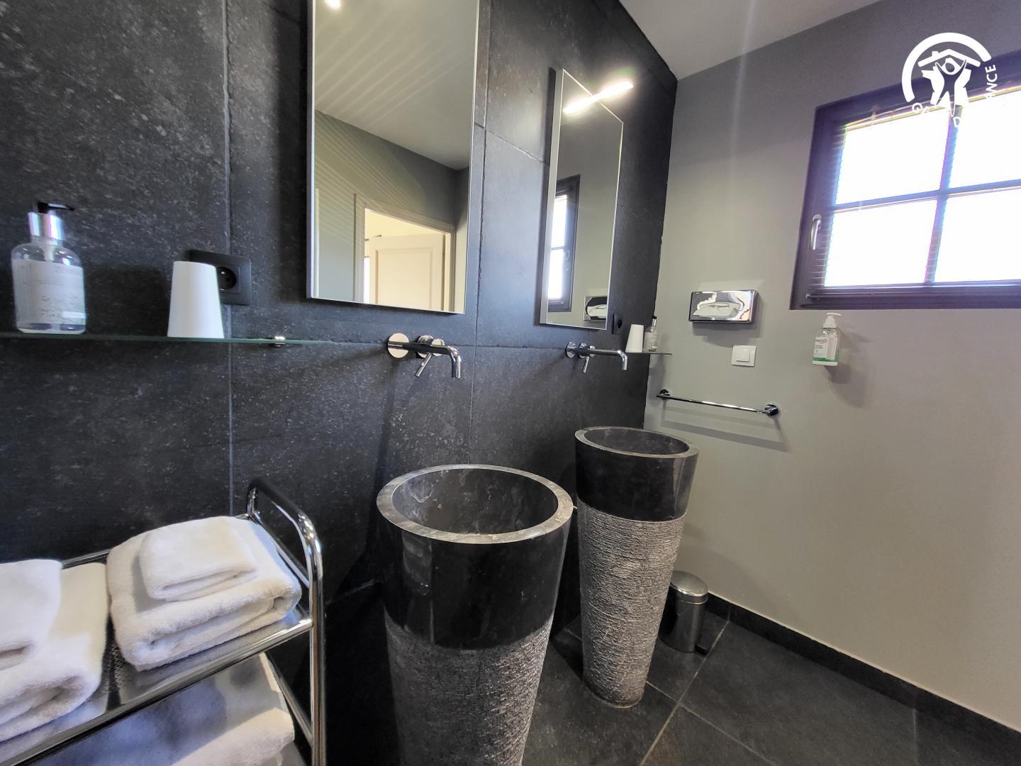 La salle de bain avec douche et 2 vasques chambre Léa photo 26
