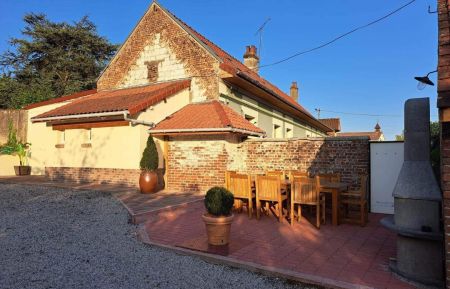 La terrasse privative devant le gîte avec barbecue, table de jardin et transats Gîte n°G622130 Beutin - Pas-de-Calais - La terrasse privative devant le gîte avec barbecue, table de jardin et transats