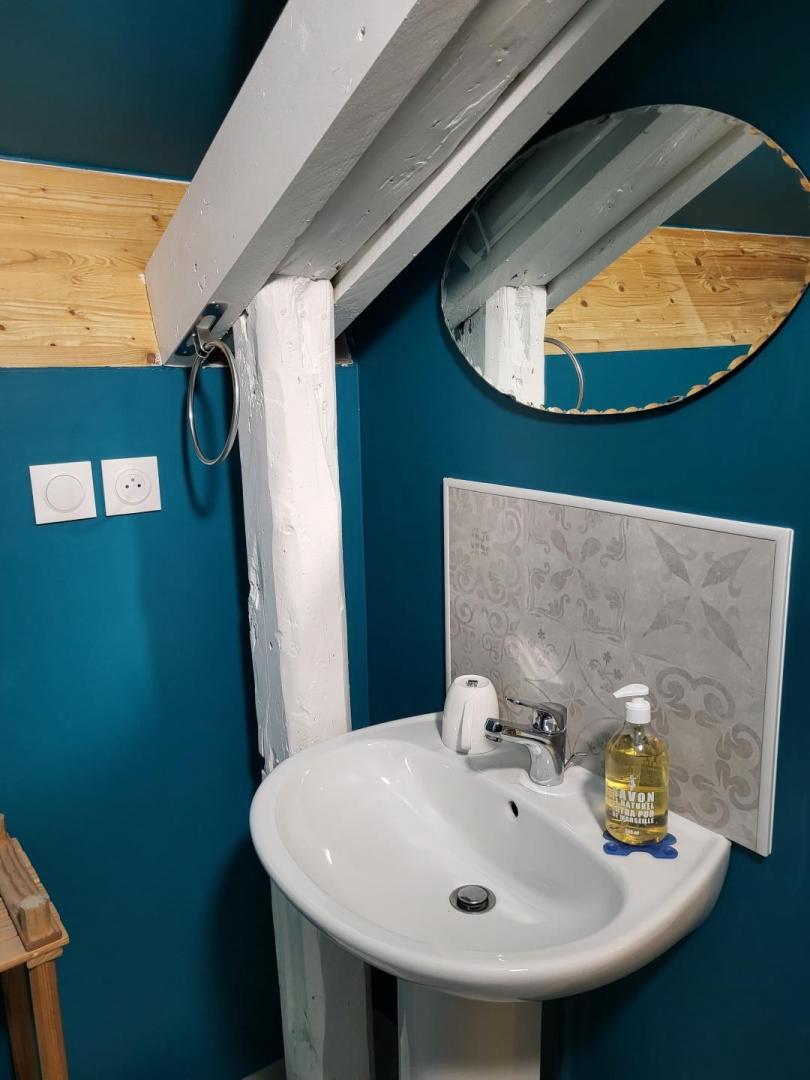 Salle d'eau chambre jaune photo 4
