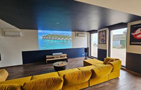 Pièce à vivre avec coin salon/cinéma avec vidéoprojecteur et système Hifi immersif Gîte n°G622524 Echinghen - Pas-de-Calais - Pièce à vivre avec coin salon/cinéma avec vidéoprojecteur et système Hifi immersif